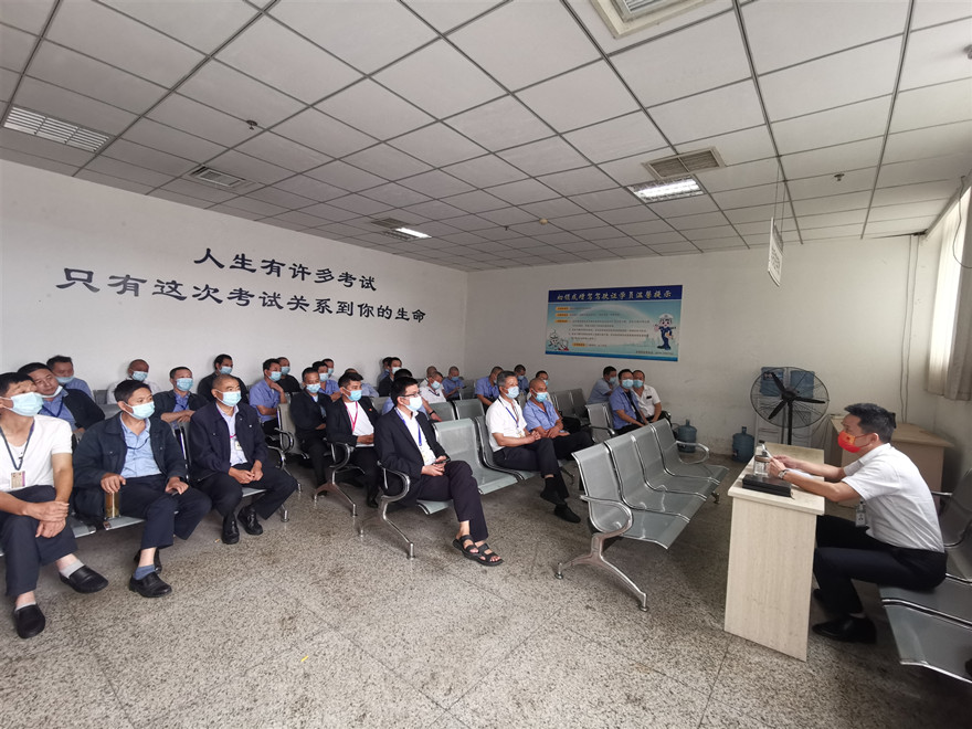 落實(shí)主體責(zé)任，推動安全發(fā)展_副本