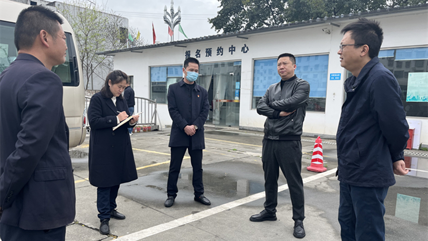 檢查組與報(bào)名人員、教練員交流
