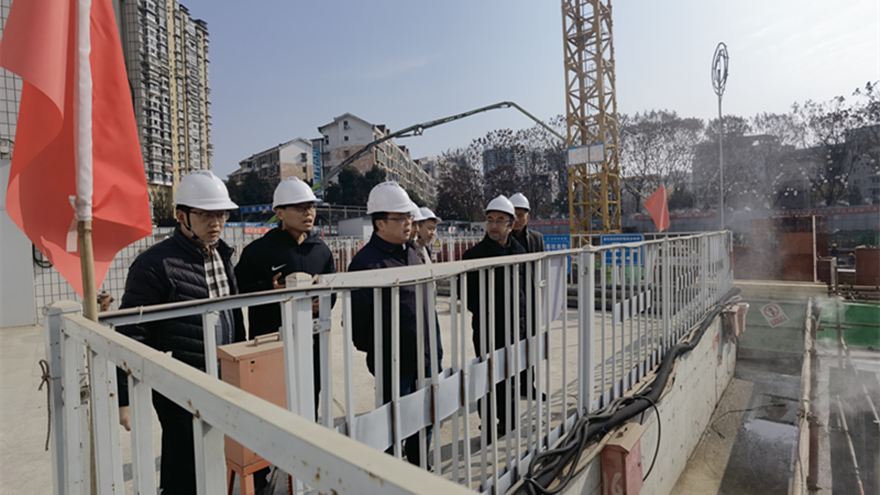 圖二：集團黨委委員、副總經(jīng)理倪丹督導嘉來建工安全工作